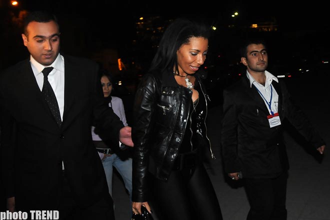 DJ Elizabeht создала в Баку ритмичный водоворот, оставив позади азербайджанскую певицу Рою Айхан (фотосессия)