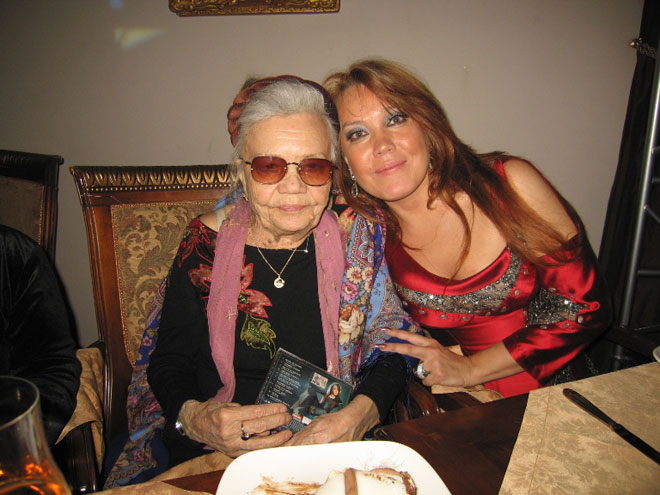 Азербайджанская музыка нашла отклик в моём сердце – узбекская певица Азиза (фотосессия)