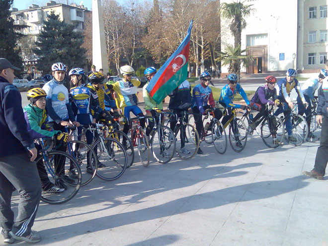 Азербайджанские велосипедисты стартовали в Гяндже (фотосессия)