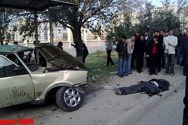 В Баку два автомобиля врезались в автобусную остановку, есть погибшие