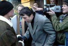 Чем кидают в известных людей (фотосессия)