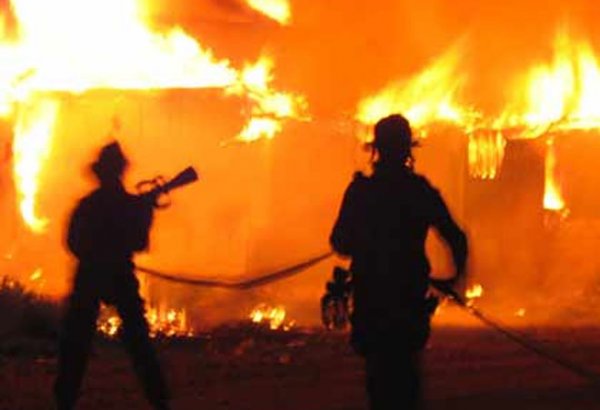 В Азербайджане загорелся железнодорожный состав с нефтью