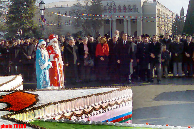 В честь дня рождения президента Азербайджана Ильхама Алиева гянджинцам преподнесли пятитонный торт  (фотосессия)
