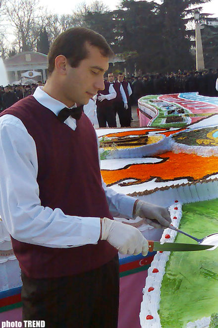 В честь дня рождения президента Азербайджана Ильхама Алиева гянджинцам преподнесли пятитонный торт  (фотосессия)