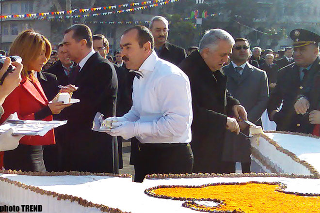 В честь дня рождения президента Азербайджана Ильхама Алиева гянджинцам преподнесли пятитонный торт  (фотосессия)