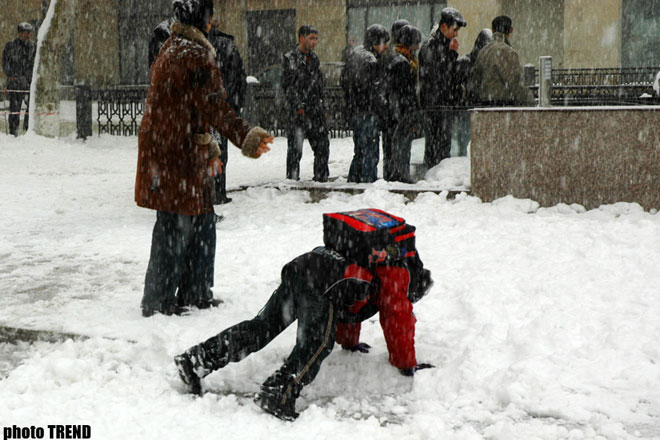 Посещаемость школ в Баку упала почти наполовину