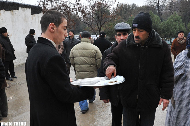 Особенности Ашуры в Азербайджане: ритуал, черные ленточки и косынки, свечи, халва, хедик…(фотосессия)