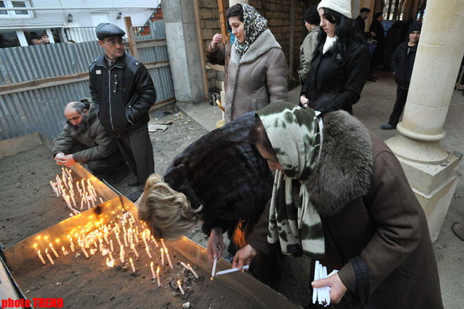 Особенности Ашуры в Азербайджане: ритуал, черные ленточки и косынки, свечи, халва, хедик…(фотосессия)