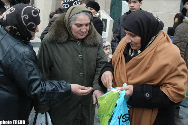 Особенности Ашуры в Азербайджане: ритуал, черные ленточки и косынки, свечи, халва, хедик…(фотосессия)