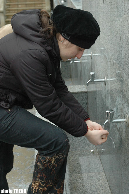 Особенности Ашуры в Азербайджане: ритуал, черные ленточки и косынки, свечи, халва, хедик…(фотосессия)