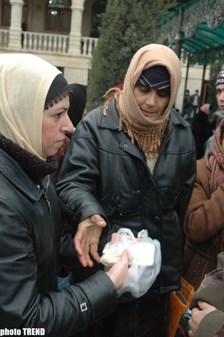 Особенности Ашуры в Азербайджане: ритуал, черные ленточки и косынки, свечи, халва, хедик…(фотосессия)