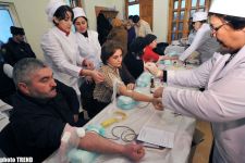 Особенности Ашуры в Азербайджане: ритуал, черные ленточки и косынки, свечи, халва, хедик…(фотосессия)