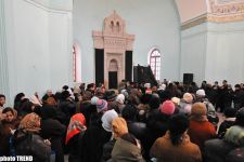 Особенности Ашуры в Азербайджане: ритуал, черные ленточки и косынки, свечи, халва, хедик…(фотосессия)