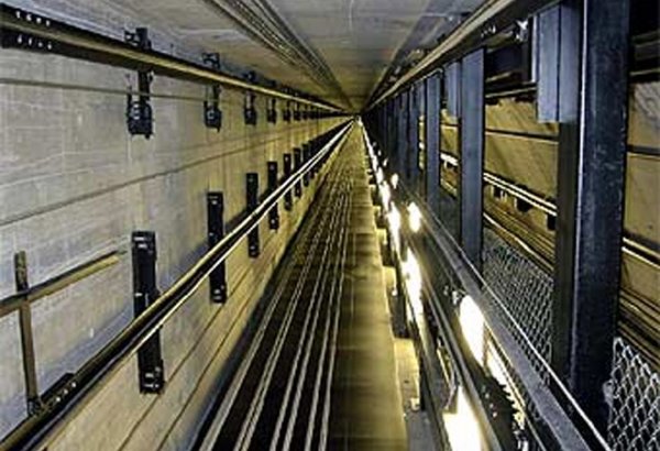 В Баку ребенок погиб, упав в шахту лифта