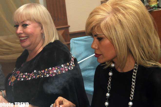 На дне рождения Айгюн Кязымовой, Рухангиз Аллахвердиева стала крокодилом Геной (видео - фотосессия)