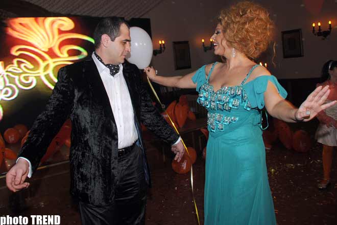 На дне рождения Айгюн Кязымовой, Рухангиз Аллахвердиева стала крокодилом Геной (видео - фотосессия)