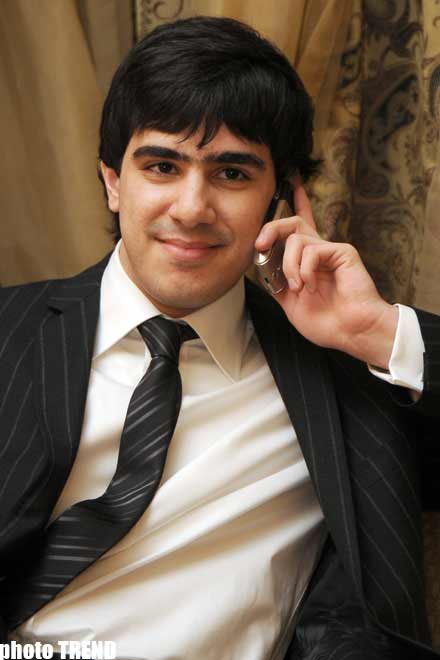 На дне рождения Айгюн Кязымовой, Рухангиз Аллахвердиева стала крокодилом Геной (видео - фотосессия)