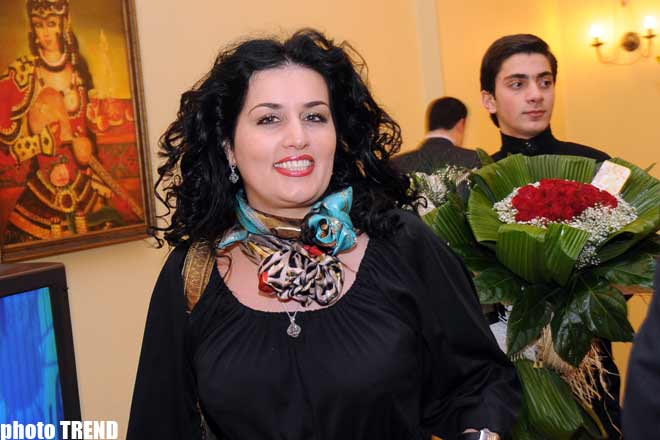 На дне рождения Айгюн Кязымовой, Рухангиз Аллахвердиева стала крокодилом Геной (видео - фотосессия)