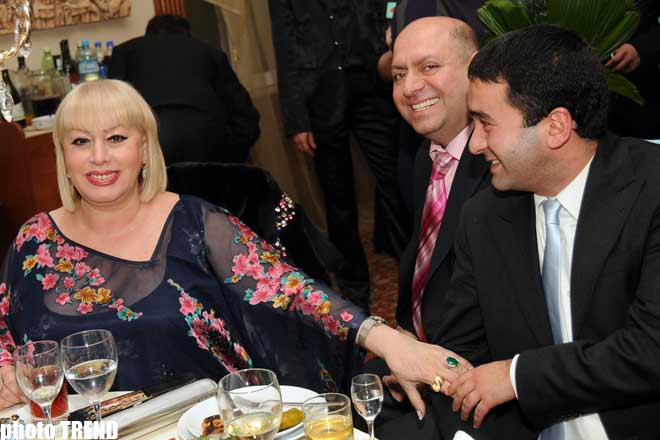 На дне рождения Айгюн Кязымовой, Рухангиз Аллахвердиева стала крокодилом Геной (видео - фотосессия)