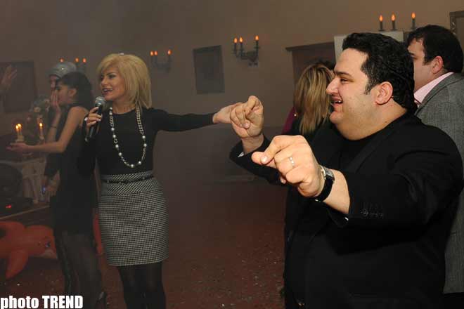 На дне рождения Айгюн Кязымовой, Рухангиз Аллахвердиева стала крокодилом Геной (видео - фотосессия)