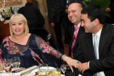 На дне рождения Айгюн Кязымовой, Рухангиз Аллахвердиева стала крокодилом Геной (видео - фотосессия)