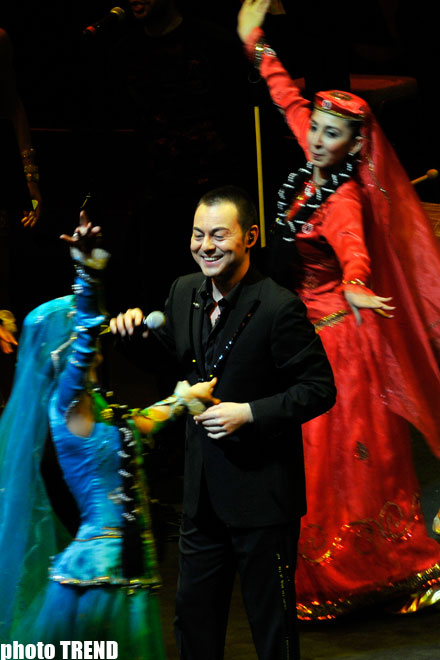 Народный артист Фаиг Агаев и турецкая поп-звезда Сердар Ортадж зажигали на бакинской свадьбе