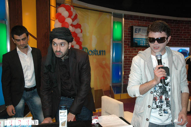 "Террористы - ниндзя", китайцы и африканцы захватили телеведущего в еврейской шапочке (фотосессия)