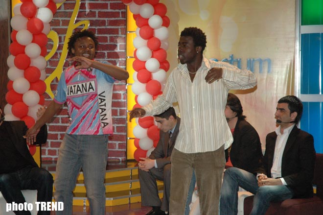 "Террористы - ниндзя", китайцы и африканцы захватили телеведущего в еврейской шапочке (фотосессия)