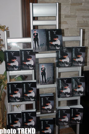 Молодой азербайджанский писатель Анвер Явероглу презентовал "Роман дружбы" (фотосессия)