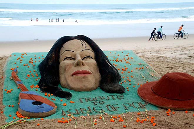 В массовом суициде поклонников Майкла Джексона виноваты журналисты