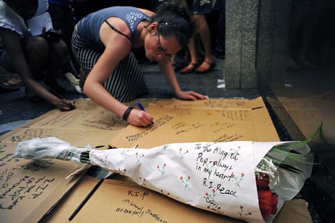 В массовом суициде поклонников Майкла Джексона виноваты журналисты