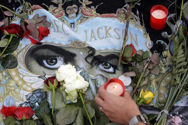 В массовом суициде поклонников Майкла Джексона виноваты журналисты