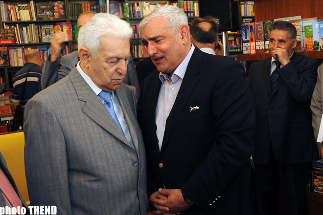 В Баку состоялась презентация книги Хафиза Пашаева "Манифест одного посла" (фотосессия)