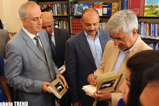В Баку состоялась презентация книги Хафиза Пашаева "Манифест одного посла" (фотосессия)