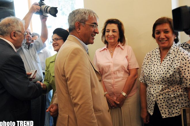 В Баку состоялась презентация книги Хафиза Пашаева "Манифест одного посла" (фотосессия)