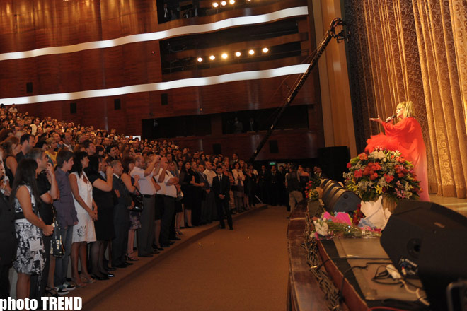Прощальный концерт Аллы Пугачевой в Баку- цветы, слезы, награда