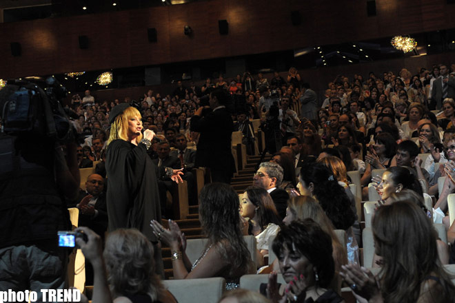 Прощальный концерт Аллы Пугачевой в Баку- цветы, слезы, награда