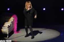 Прощальный концерт Аллы Пугачевой в Баку- цветы, слезы, награда