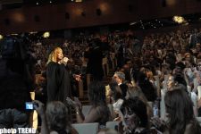 Прощальный концерт Аллы Пугачевой в Баку- цветы, слезы, награда