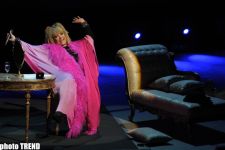 Прощальный концерт Аллы Пугачевой в Баку- цветы, слезы, награда