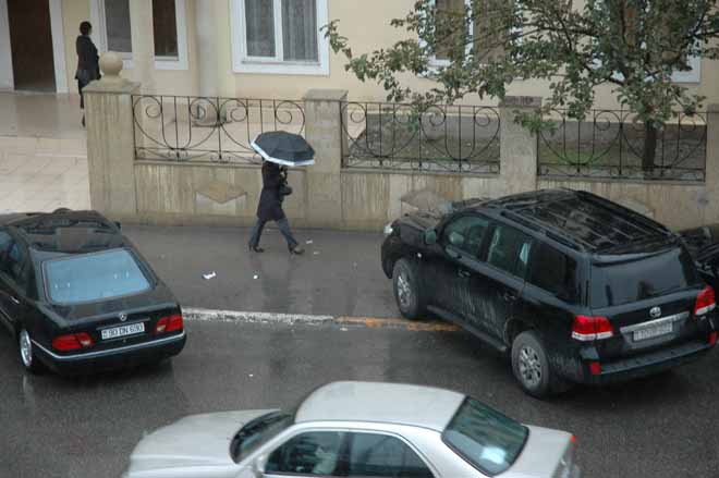 В Баку будет ветрено и дождливо