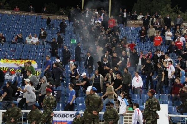 В Баку на матче Азербайджан-Россия произошло жесткое столкновение болельщиков (видео-фотосессия)