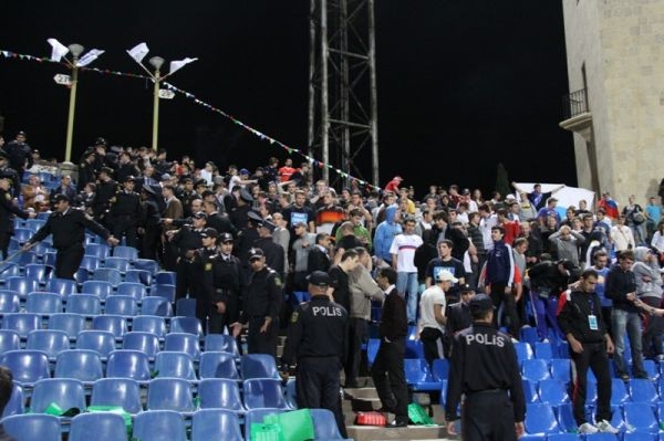 В Баку на матче Азербайджан-Россия произошло жесткое столкновение болельщиков (видео-фотосессия)