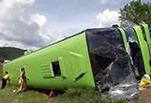 В Техасе грузовик врезался в школьный автобус