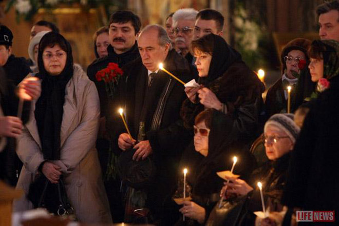 Вячеслава Тихонова отпели в храме Христа Спасителя (фотосессия)