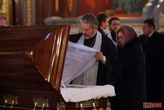 Вячеслава Тихонова отпели в храме Христа Спасителя (фотосессия)