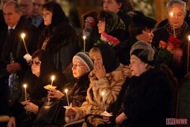 Вячеслава Тихонова отпели в храме Христа Спасителя (фотосессия)