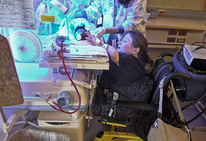 Самая маленькая мама в мире родила сына (фотосессия)