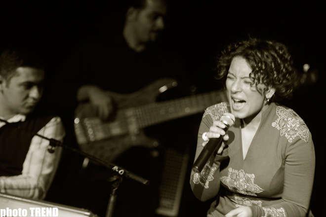 Как азербайджанская певица Тунзаля Агаева объединила в одном "Мотыльке" Майкла Джексона и Стиви Уандера (фотосессия)