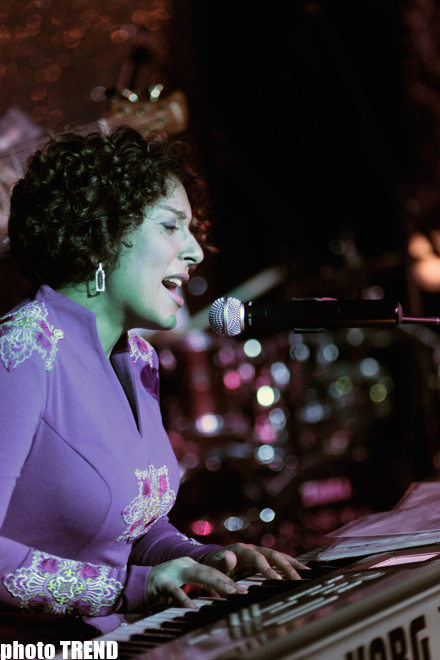 Как азербайджанская певица Тунзаля Агаева объединила в одном "Мотыльке" Майкла Джексона и Стиви Уандера (фотосессия)